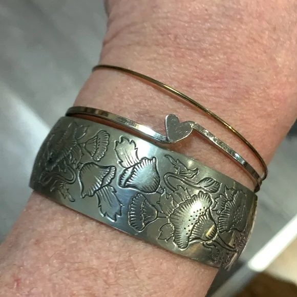 Three bracelets - Picture 2 of 6